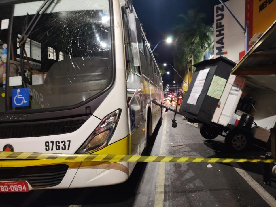 Foto 3 de 4 — Ônibus coletivo bate em carrinho de milho no centro de Araraquara; cinco feridos